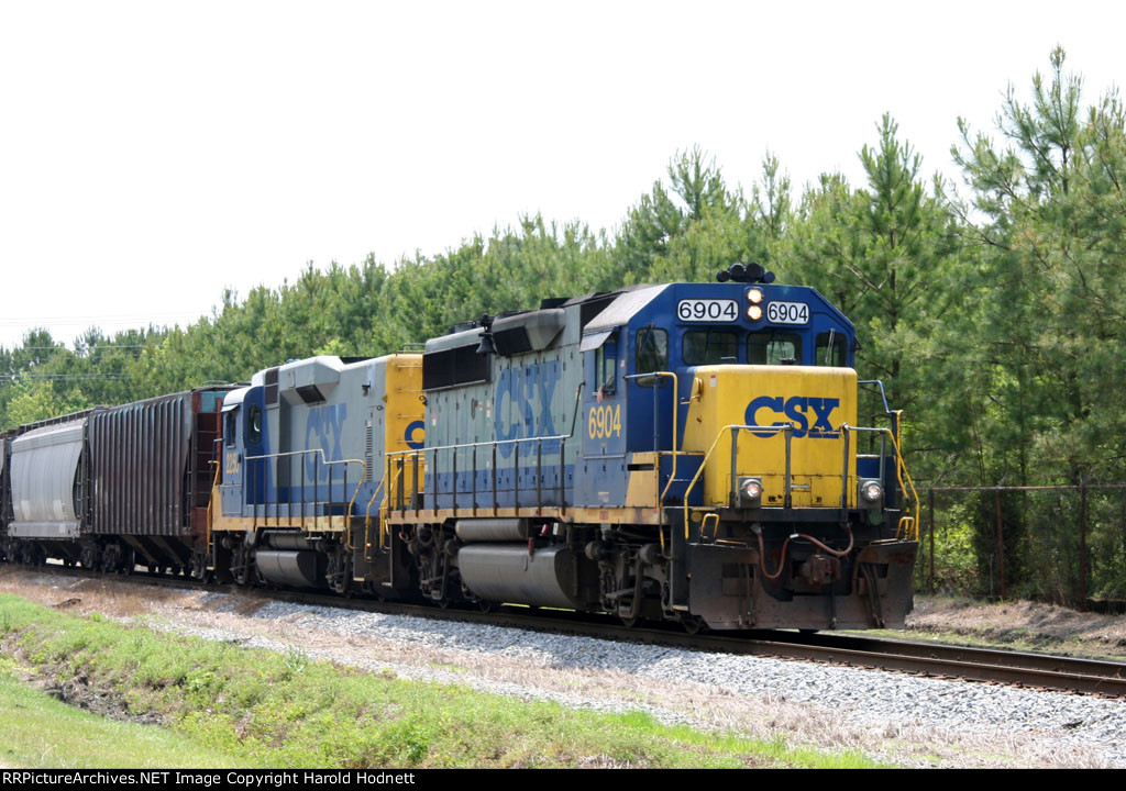 CSX 6904 & 2250 lead a train towards the yard